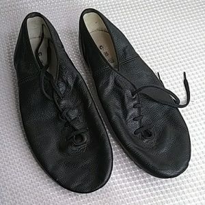 Capezio black leather split sole shoes size 9W